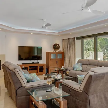 Bella - Stunning 5 Bedroom With Pool *