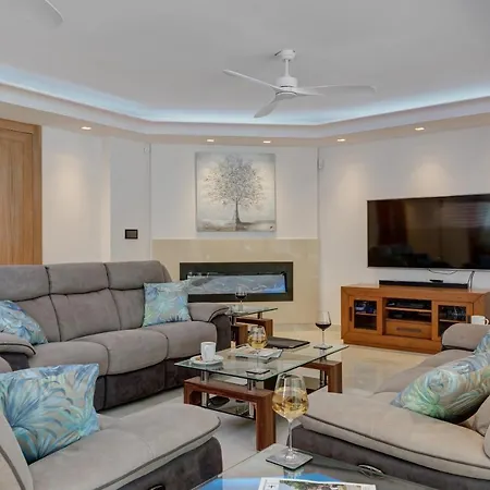 Villa Bella - Stunning 5 Bedroom With Pool *
